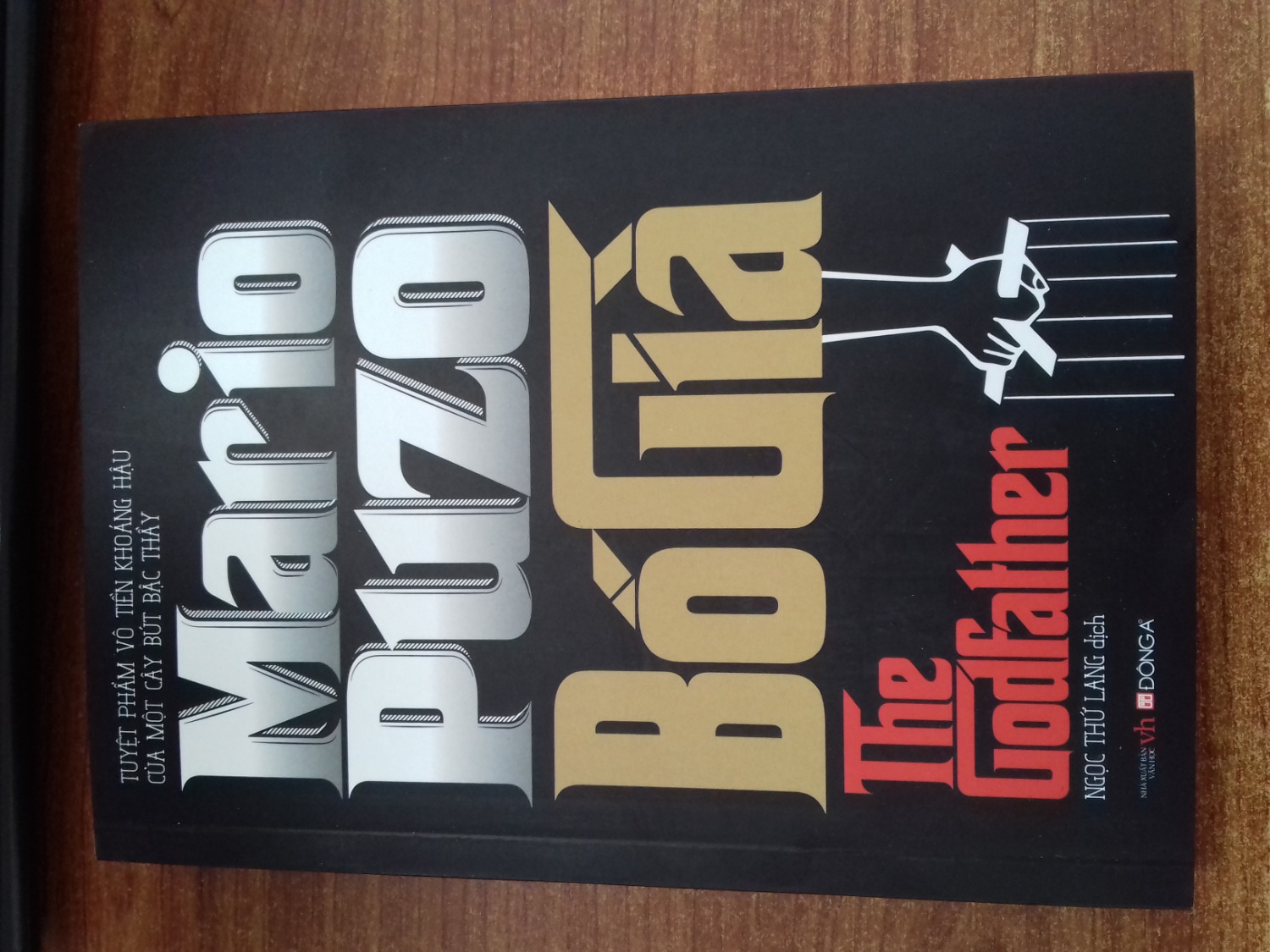 Đóng gói cẩn thận. Truyện mới, sạch sẽ. Mình đọc Bố Già xong kết qua nên mua thêm Omerta luật im lặng và giờ mua nốt 3 tác phẩm còn lại: Ông trùm cuối cùng, Đát máu Sicily, Cha con Giáo hoàng. Thích lối dẫn dắt và giải thích cặn kẽ xen chút yếu tố mang hơi hướm sexy của tác giả. Sau khi đọc xong mình sẽ tìm phim để xem :D