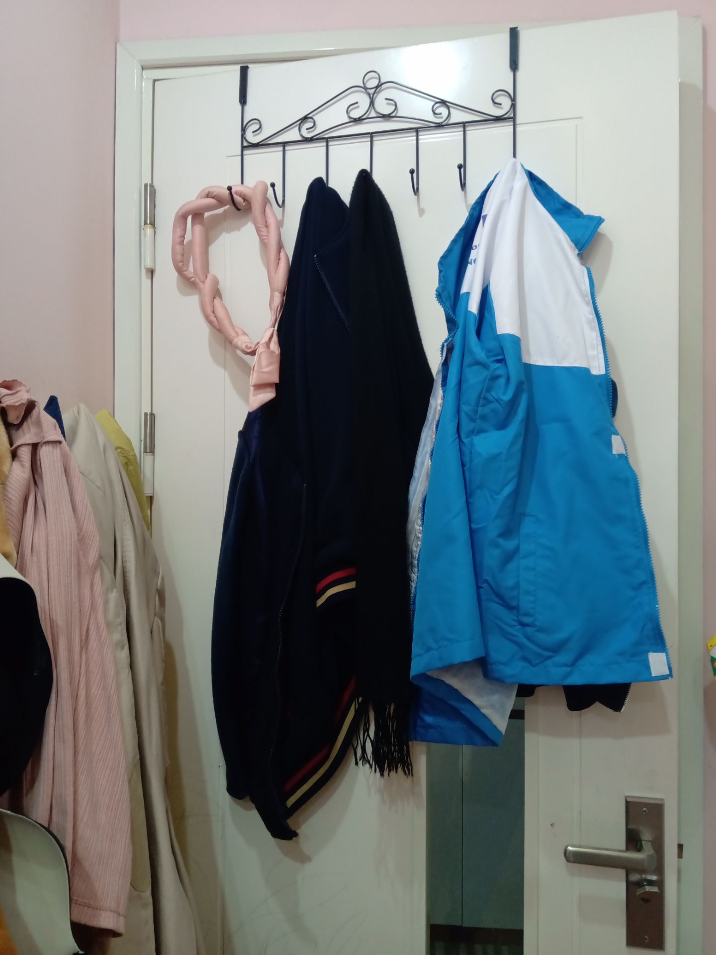 Sản phẩm đóng gói chắc chắn, giao hàng nhanh. Đúng như hình.  Tuy nhiên không phù hợp với cửa chung cư do treo vào quá cao so với tầm với phụ nữ. Đóng mở cửa sẽ có tiếng kêu lóc cóc do va đập móc treo với cửa.