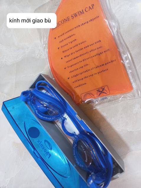 đeo êm. đánh giá kĩ xem trong hình nha.mình đặt 2 cái mà shop giao 1 cái nên nhắn shop giải quyết liền có gửi bù như trong hình. mình 13t đeo ok bth nhưng có lưu ý là kính có thể vô nước tùy theo cơ địa mặt á. mình đeo bth không vô nước xịn mà chị mình đeo lại vô nước. nên mn tìm hiểu đã nha. nói chung đóng gói hộp bao bì uy tín. nên mua nha mn. chi tiết trong ảnh
