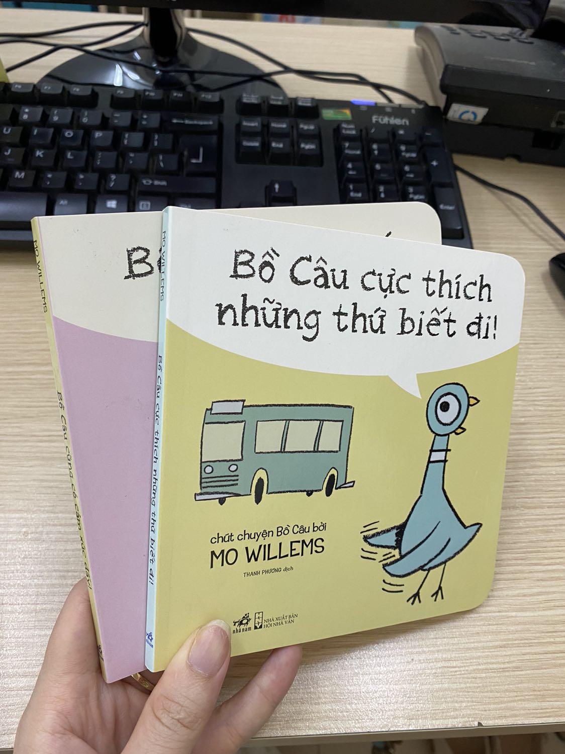 Sách tranh cả cuốn như 1 đoạn hội thoại ngắn của bồ câu.
Chắc hợp vs bé nào mới tập đọc.