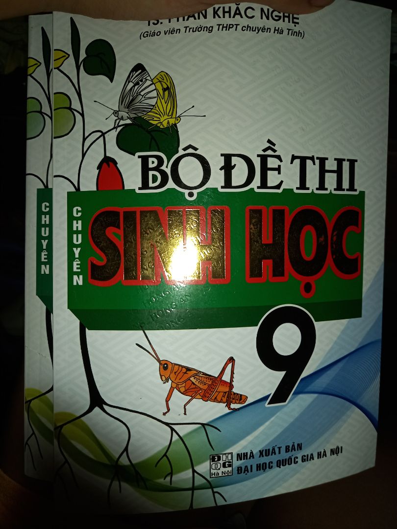 giao hàng khá nhanh 
mình đặt 2 quyển nhưng có 1 quyển bị như vậy cả 2 mặt luôn nhưng k ảnh hưởng nội dung nên vẫn cho 5 sao
