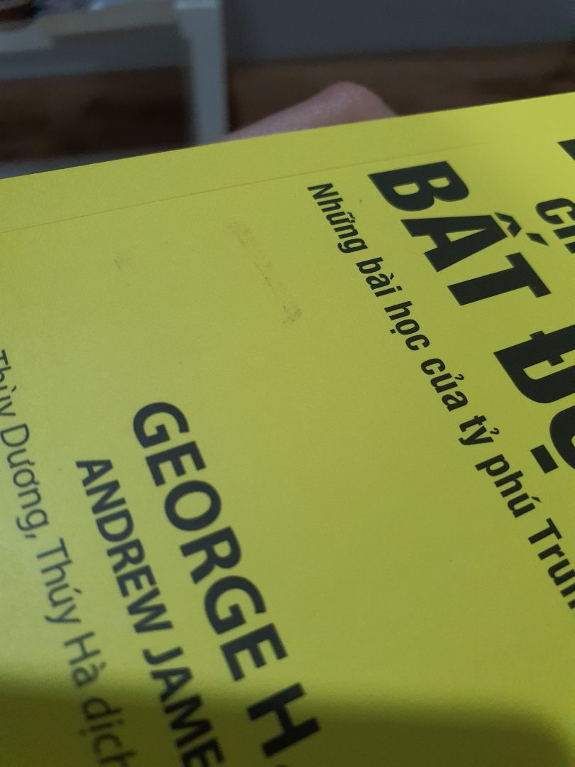Hồi đó mình rất tin tưởng sách ở Tiki. Nhưng đợt này mua xong mình hơi thất vọng. Đóng gói không kĩ( không biết lỗi do vận chuyển hay phần đóng gói của tiki).
Mình mua 3 cuốn: Donald Trump- Chiến lược bất động sản, Đời ngắn đừng ngủ dài và cuốn này. Khi mình mở cuốn đời ngắn đừng ngủ dài ra thì cực kì bất khi thấy phần mục lục chữ bị chạy tùm lum, mép gập giấy bị lem đen.( và mình nghĩ trong đầu là có mua nhầm sách dỏm không)
Mình bất ngờ lần 2 là khi mở cuốn này ra. trang cuối n rách mà thấy xót luôn á. Đầu sách thì bị xước, cuối sách thì bị quăn góc. 
Khi mà nhận hàng và mở ra thì mình sờ vào sách thì cảm giác như có bụi nhỏ trên sách( như là không được bảo quản kĩ càng)
Đây là ý kiến riêng của mình về sách và dịch vụ của Tiki, nên là mọi người đọc tham khảo thôi chứ đừng nghĩ mình quá gắc nhé. 
Mong là những đóng góp chia sẻ của mình sẽ được Tiki thấy được và cải thiện tình trạng này. Chứ mình rất thích sách mà khi mua sách về mở ra mà chất lượng sách như vậy mình thấy thất vọng và không tin dùng Tiki nữa