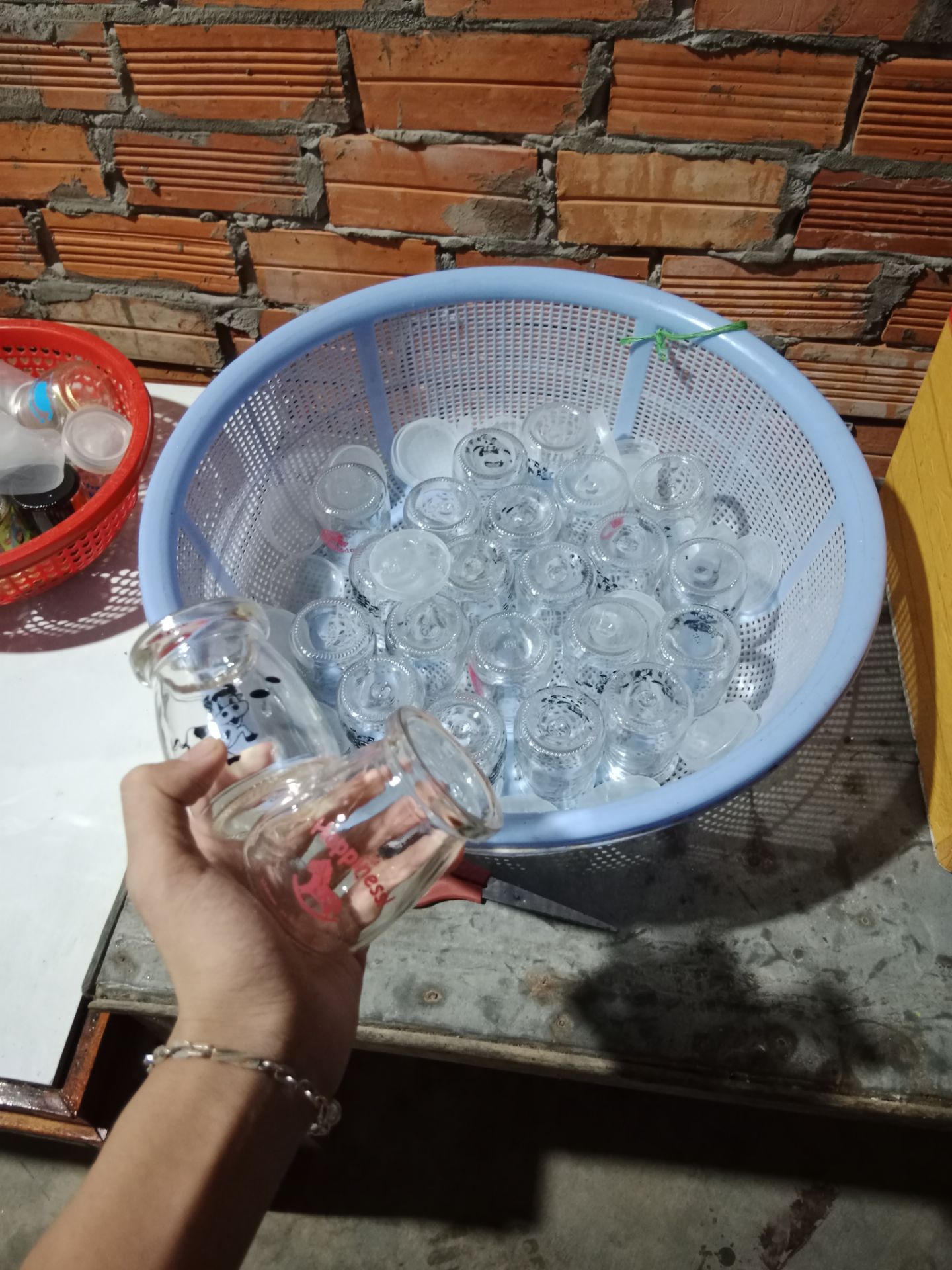 Đặt voi xanh giao bò vs ngựa bụi bẩn trên các hủ thủy tinh nhiều lắm đã vậy cái nắp trầy xước cũ kĩ như là có người đã từng xài qua rồi còn bể thêm 1 hủ nữa sẽ không bao giờ mua lại nữa đâu mọi người nên cân nhắc tránh bị *** nhé