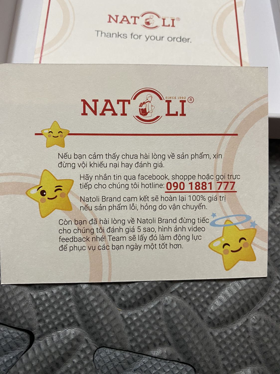 Thực ra ko có gì đáng phàn nàn. Chất liệu và may thì rất ok. Nhưng đáng tiếc là giao nhầm từ đứng thành ngang.