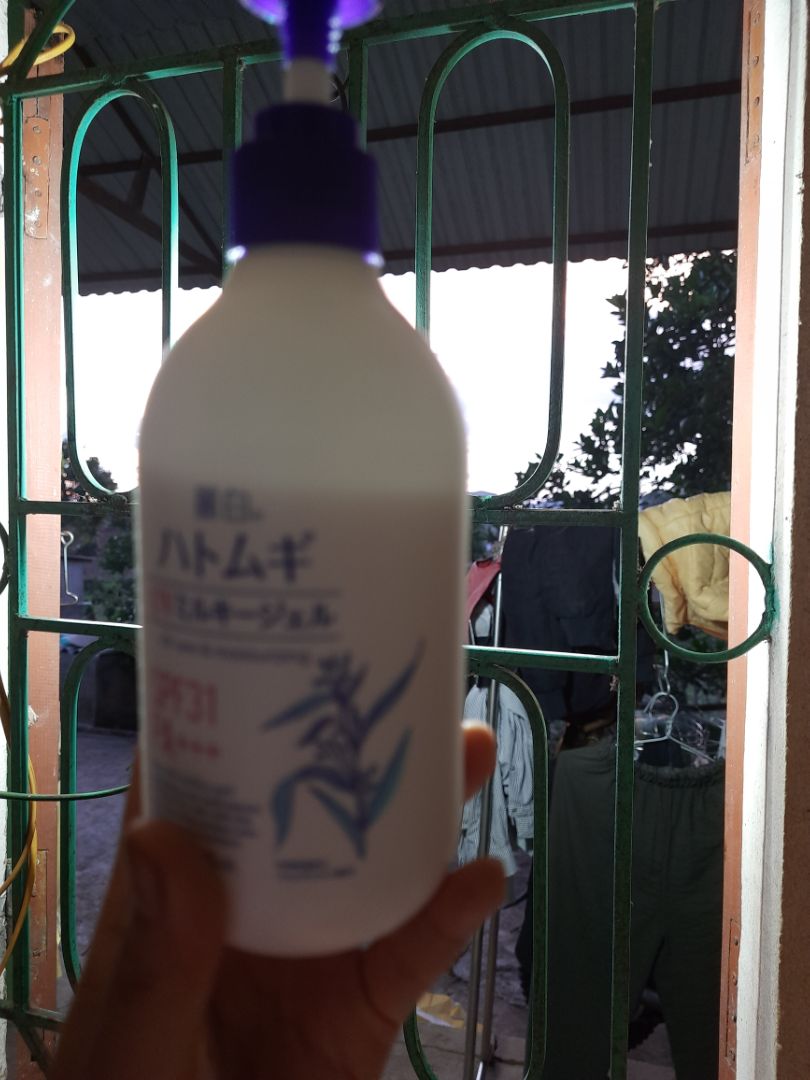 chai nhỏ xinh, chất kem mỏng nhẹ, mùi thơm dễ chịu. mở ra chai được bọc qua giấy bóng k có hộp giấy, kem ở trong vơi thì như hình. K biết đã bị mở ra trước hay k nữa