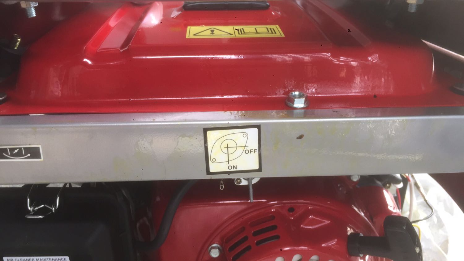 - Cho sản phẩm 4 sao, chất lượng so với giá tiền tương xứng.
- Riêng vận chuyển thì quá tệ, chắc để thùng ngược cho nên chảy hết nhớt ra ngoài. Dù biết thiên tai nhưng coi như cũng quá chậm (vì đã hết lũ lụt tại nơi cần đến) mất khoảng 4 ngày mới từ Đà Nẵng đến Huế. 
Hy vọng lần tới Tiki có thay đổi đối tác vận chuyển cho tốt hơn. Chứ đây là lần đầu mình gặp vấn đề vận chuyển chậm.