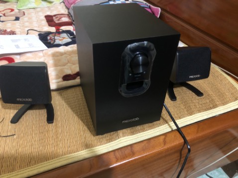 Âm thanh ổn trong tầm giá, bass nghe cũng khá ok, giao hàng siêu tốc, chủ nhật đặt chiều thứ 2 đã về tay. Lắp đặt sử dụng cũng đơn giản, mong sẽ bền. Mua hàng điện tử thì cứ tiki mà chiến