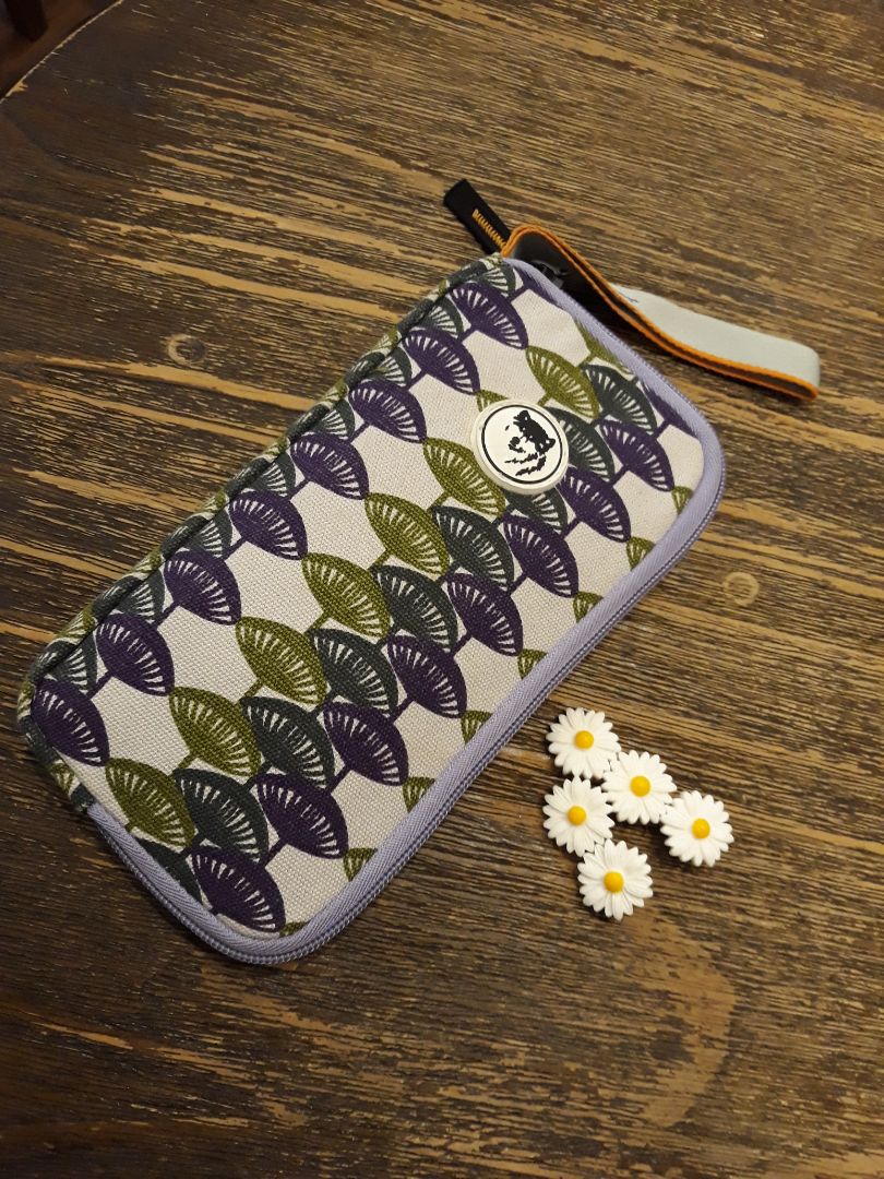 Ví vải canvas cầm chắc tay, đường may tỉ mỉ. Mình thích dây đeo của ví, màu đẹp. Dây kéo ban đầu dùng chưa mượt, sau ổn hơn. 
Bên trong, nhiều ngăn đựng thẻ ngân hàng/Cmnd/bằng lái có điều nếu mỗi ngăn này cao hơn tầm 1-2cm và chiều dày thêm tầm 1cm chứ không hẹp quá mình sẽ thích hơn.

Hàng Việt Nam chắc chắn, có chăm chút về đường may, phối màu khá lạ mắt. Mình chấm 4*.