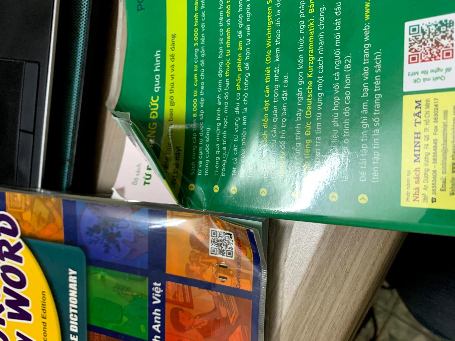 Mình mua cuốn sách này và rất hài lòng về nội dung, hình thức. Nhưng khi đóng gói không hiểu do vội vàng hay bất cẩn mà nhân viên đóng gói Tiki làm quăn bìa tận hai cuốn như thế này. Đây là lần đầu tiên mình bị với sách, người quý sách nhìn sẽ rất xót xa, sách cũng không hề rẻ vì vậy Tiki nên nhắc nhở nhân viên đóng gói cho cẩn thận!