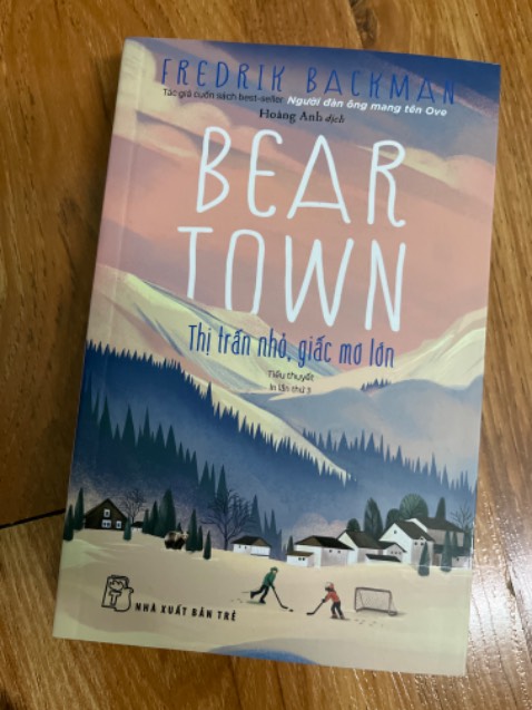 Mình đã nghĩ quyển này sẽ không quá lôi cuốn, nhưng không. Cảm xúc của mình khi đọc quyển này: tình yêu, thù hận, thương cảm, tức giận, hy vọng, tuyệt vọng,… cùng một lúc :))) Dù mình chỉ thích đọc thể loại ngọt ngào và healing, nhưng vẫn không buông được quyển này vì nó ám ảnh và thôi thúc sự tò mò của mình. 

Giấc mơ của kẻ này có thể phá tan giấc mơ của kẻ khác. Giấc mơ và phẩm giá chỉ có thể chọn 1. Tình bạn và công lý cũng vậy. 

Chắc k dám đọc quyển 2 vì nghe bảo dảk hơn nữa :)))