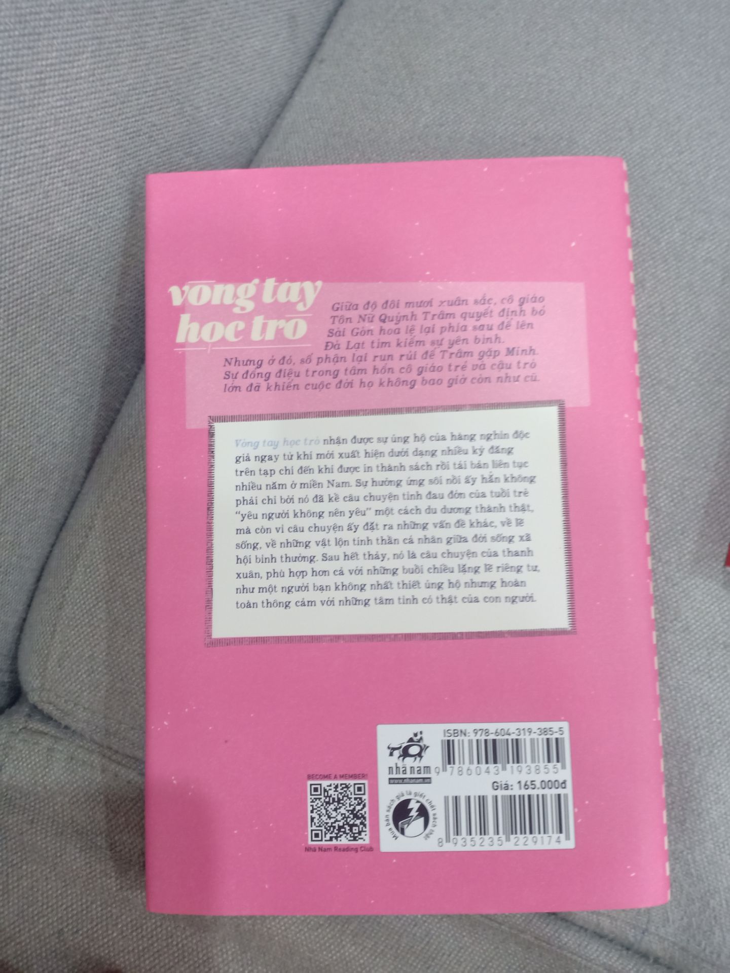 5 sao cho Tiki nhưng mình chỉ đánh giá 2 sao cho nội dung. Nhiều tình tiết không logic (Có thể do tác giả viết lúc tuổi đời còn trẻ và chưa có kinh nghiệm sống), nội dung sến sến na ná mấy truyện tình cảm của NXB Đà Nẵng mà bọn học sinh mới lớn hay thuê đọc cách đây 20 năm ???. Giọng văn nhàn nhạt, tuy nhiên là cách hành văn khá ổn, sử dụng từ ngữ có hơn