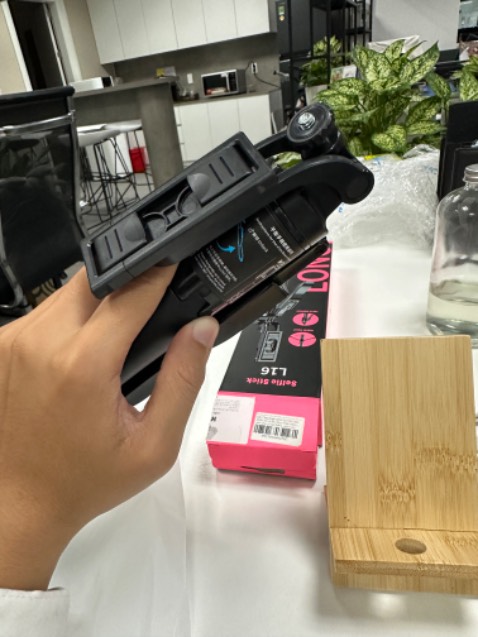 Chất liệu cứng cáp, cầm chắc tay, giao hàng cẩn thận, có miếng điều chỉnh bằng bluetooh để chụp từ xa dễ dàng. giao Tikinow rất nhanh, đặt 22h hôm trước thì 10h sáng hôm sau có hàng (2 tiếng giờ hành chính). Điểm cộng là cái hộp bỏ vừa cốp xe ga nhỏ như Vision sướng lắm. Điểm trừ là tờ hướng dẫn sử dụng bằng tiếng việt quá mờ không đọc được nha shop.