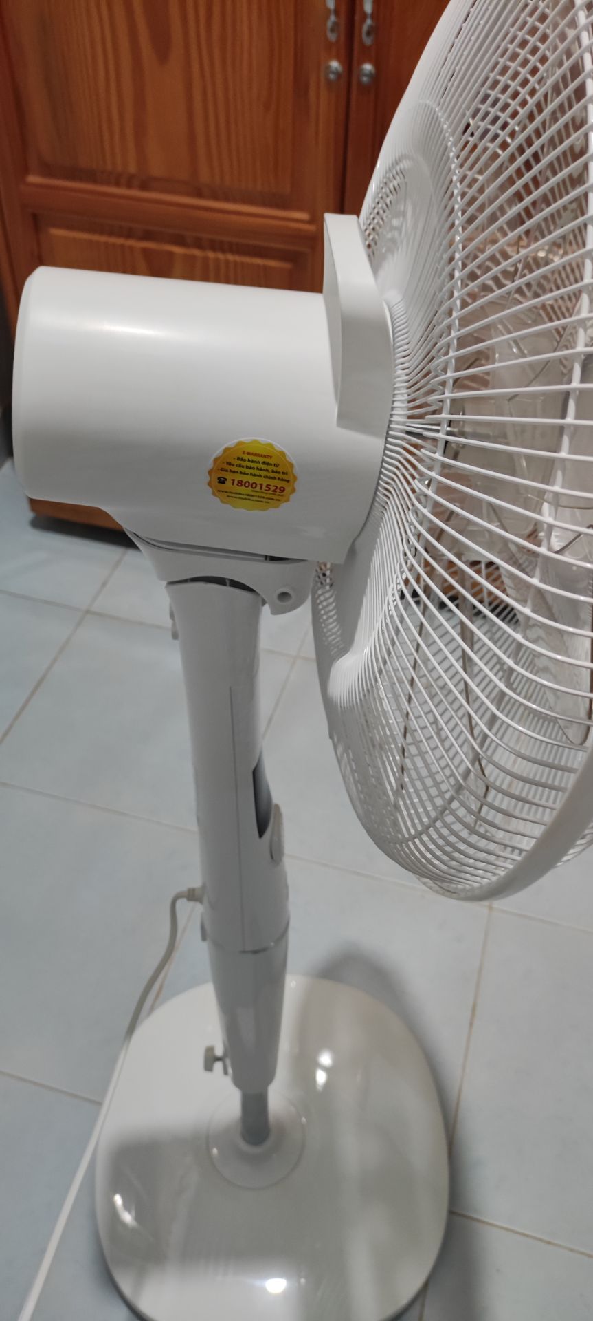 Nhà mẹ vợ mình có quạt này xài khá lâu rồi. Mình có sử dụng qua thấy thích nên mới đặt mua. Động cơ DC nên khởi động hơi chậm là điều dễ hiểu. Quạt chạy rất êm, máy mát. Mức gió tuỳ biến nhiều cấp nên phù hợp nhiều nhu cầu sử dụng, đặc biệt là nhà có trẻ sơ sinh, trẻ nhỏ. Quạt hoàn thiện tốt, cứng cáp, đế vững. Chỉ có điều mình hơi thắc mắc là phần đế thiết kế 4 lỗ gắn ốc nhưng lại kèm theo chỉ 1 cái ốc ở giữa. Kiểm tra sách hướng dẫn ráp thì cũng chỉ có 1 con ốc giữa thôi, thật khó hiểu.