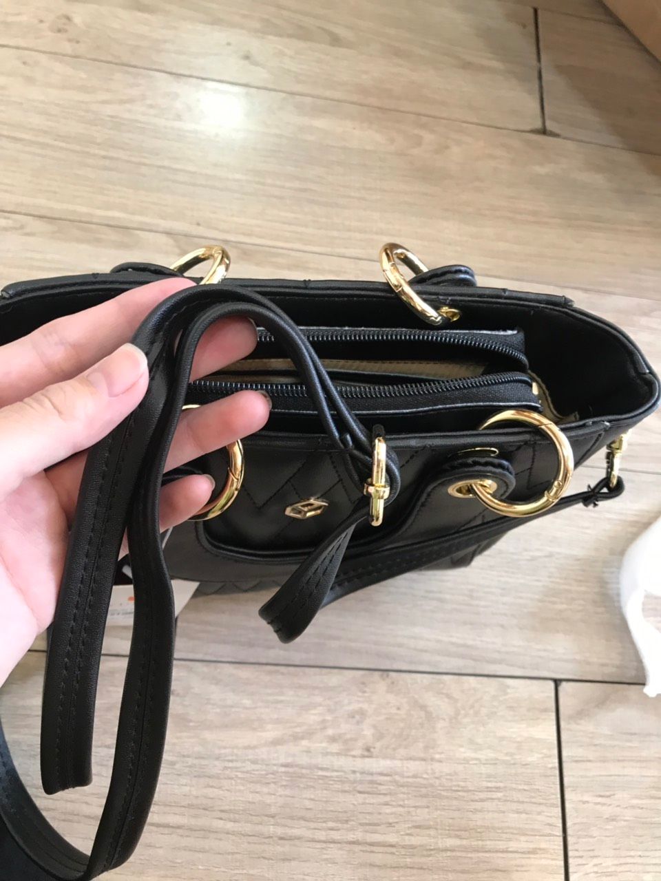 túi nhìn cưng lắm ạ . chất da mềm đường chỉ may cũng đẹp lắm ạ . màu đen zễ phối đồ cực .cảm ơn shop và luôn ủng hộ shop ạ