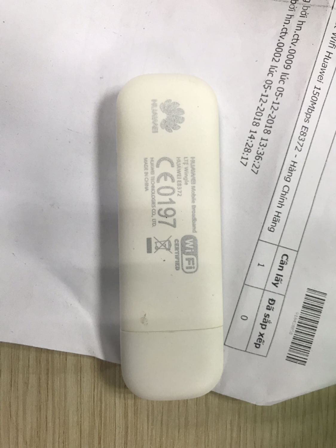 Thấy hết hàng của tiki trading nên đặt của nhà cung cấp hhshop online và được giao cho bản của nhà mạng như trên. Trong khi thông tin là hàng chính hãng và toàn bộ comment nhận xét là của những người mua hàng tiki trading có tem của anhngoc.vn
Hàng nhận về trông như sử dụng rồi, Ố vàng, lắp lỏng lẻo.
Mất gần 2 tuần để trả hàng trong khi tiki cam kết 2-3 ngày.
Tiki trả lời là bên kia hết hàng chính hãng nên hoàn tiền trong khi web vẫn còn sản phẩm hàng chính hãng của hhshop online. 
Cảm thấy hơi tệ với chất lượng nhà cung cấp và dịch vụ tiki lần này