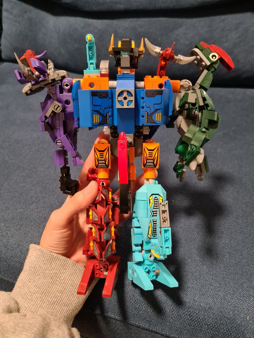 cũng khá đẹp nhưng các mảnh lego hơi quá nhỏ và khó cho các bạn nhỏ để tự lắp ráp. lắp 1 lần rồi để bày thì cũng được nhưng các bạn nhỏ lại thích cầm đi chơi làm các mản nhỏ bị rơi.