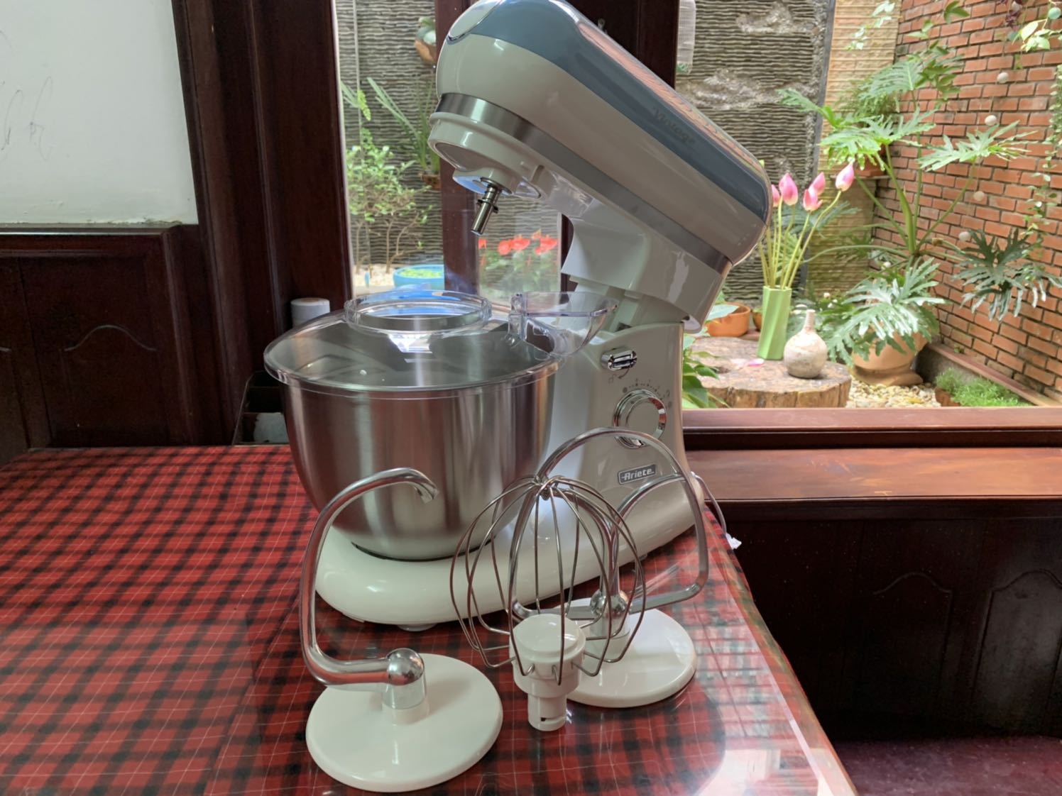 Giao hàng đúng hẹn, đóng gói cẩn thận, máy đẹp nhưng khi sử máy phát ra tiếng ồn khá lớn.