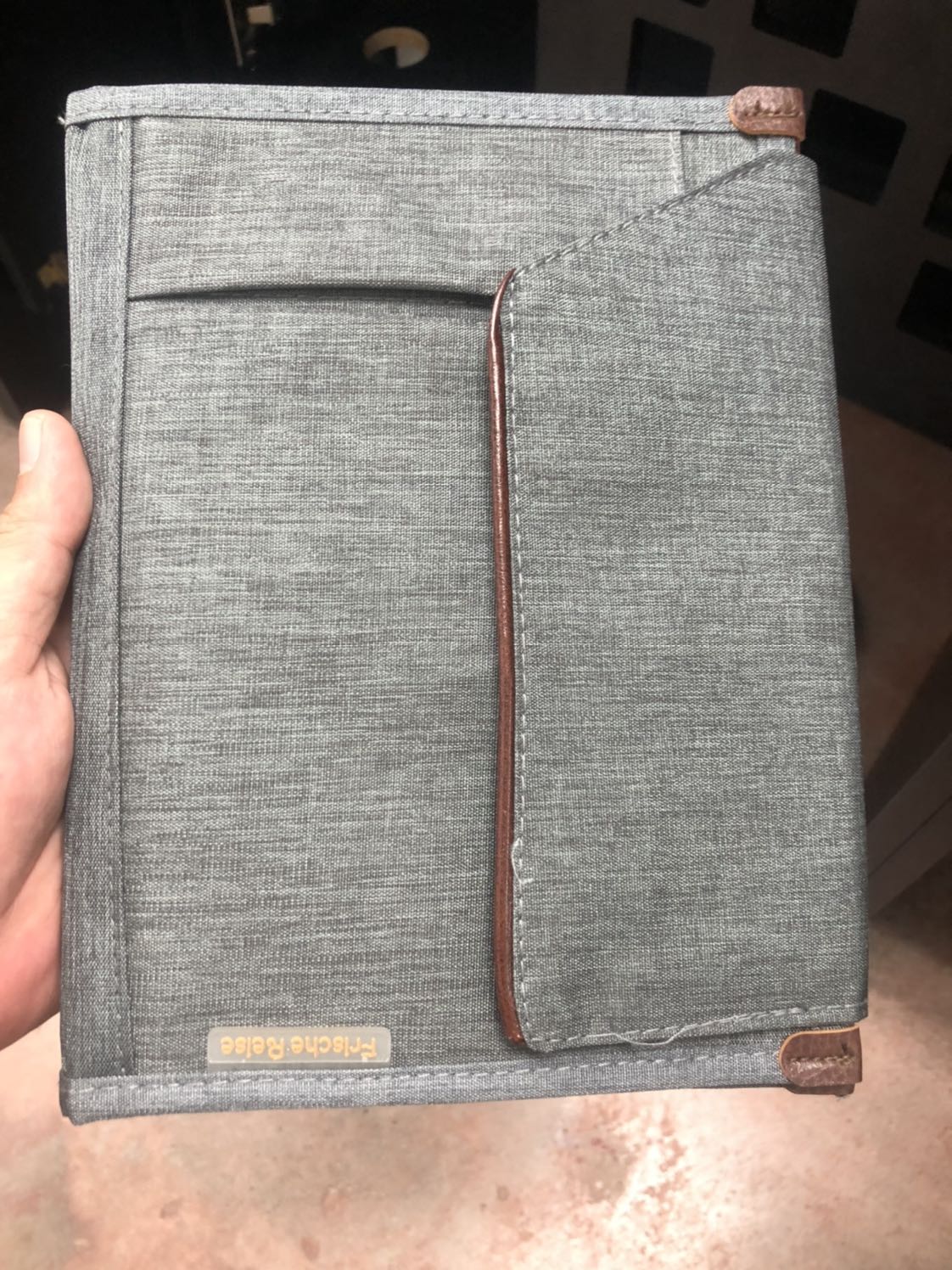 Sản phẩm đẹp tuy nhiên nếu có zipper ở ngăn lưới to sẽ tốt hơn. Do không có zipper nên đồ ở ngăn này rất dễ bị rơi.