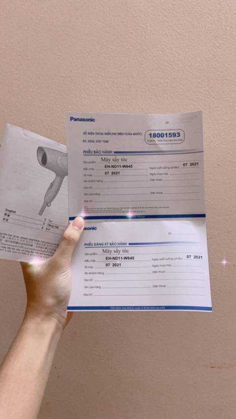 Mình đã sử dụng máy, máy mới xinh xẻo nhỏ gọn, cầm nắm nặng và chắc tay lắm. 
Lúc đầu thấy máy hơi nhỏ nghĩ sấy lâu khô tóc nhưng máy chạy rất êm, công suất tốt, sấy tầm 5p là tóc đã gần khô và không bị nóng quá. Lúc sấy có một chút mùi hôi vì máy còn mới.
Tiki no.1, máy mới, & xịn và đẹp, giao hàng nhanh.