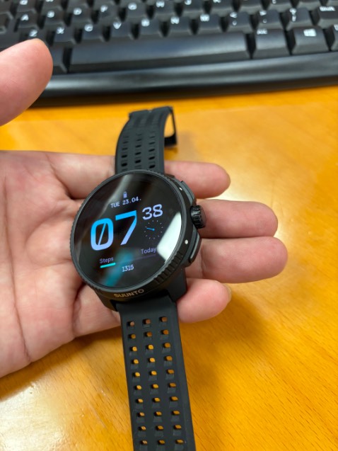 Đẹp. Đen sì ngầu cho bạn nào thích màu đen. Cách làm bản lề và dây rất dễ chịu cổ tay. Mình dùng Garmin, Coros rồi mua thêm Suunto này, cái này đẹp mã nhất trong 3 cái. Chức năng ko tiện bằng Coros Apex 2 Pro cũ của mình. Ae tham khảo. Chúc chạy vui khoẻ.