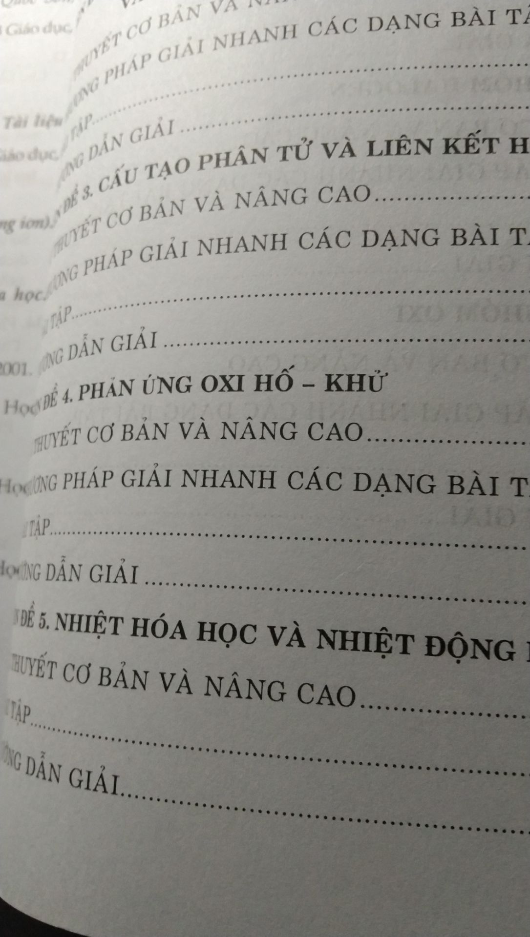 - Về sách: Sách viết khá tốt, đầy đủ nhưng lại bị một chút lỗi là có vài chỗ viết sai. Ví dụ như phần mục lục : phản ứng oxi hoá mà ghi lộn thành oxi hố. Do bị sai ngay chỗ mục lục và không có cái để đánh dấu đọc tới đâu. Riêng mình còn trừ thêm một điểm cá nhân là không biết do mình hay do sách mà cầm lên cứ cảm giác cuốn sách nó "mong manh dễ vỡ" thế nào ấy :v
- Về phần đóng gói : Gói đẹp, sách không bị sơ xác hay cong trong quá trình vận chuyển.