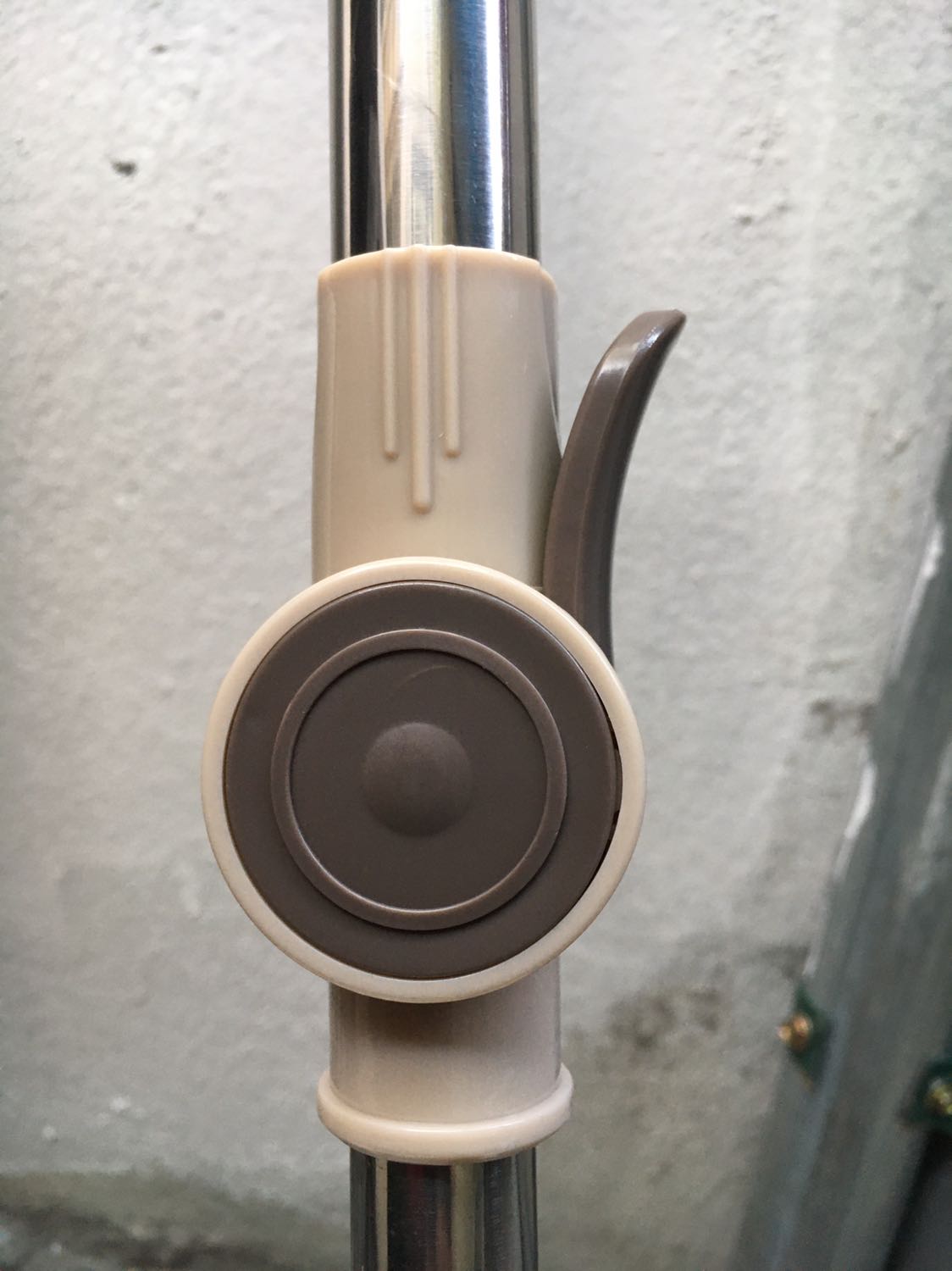 Hàng về chất lượng rất hài lòng. Hàng chắc chắn, cứng cáp, nuột nà, đẹp mắt. Chất lượng bông lau sàn rất ưng ý, vắt nước khô sạch, lau nhà khô rất nhanh. Hàng gọn nhẹ giá cả hợp lý.