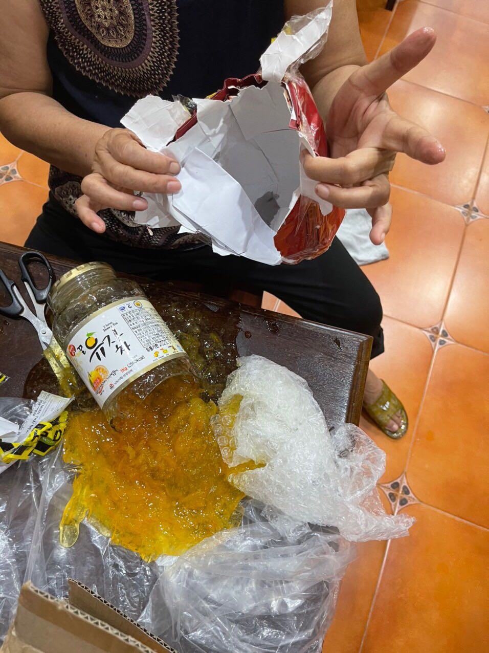 Rất tệ! Đóng gói quá cẩu thả! Chỉ bọc qua và viết hàng dễ võ! Tôi đã cẩn thận dùng kéo và dao vừa nhâc phía đầu trên chai mật ong ra thì mật ong trào ra bàn chảy lên láng ra đất( vỡ vụn phần đáy)
Và … như vạy chai mất ong k dùng được tí nàocác hãng khác về chai lọ thuỷ tinh đóng gói rats cẩn thận ( hộp bìa , xốp… chèn rats đàng hoang)
Đề nghị TiKi xem lại cách đóng gói của shop và có phương án đền bù cho khách hàng