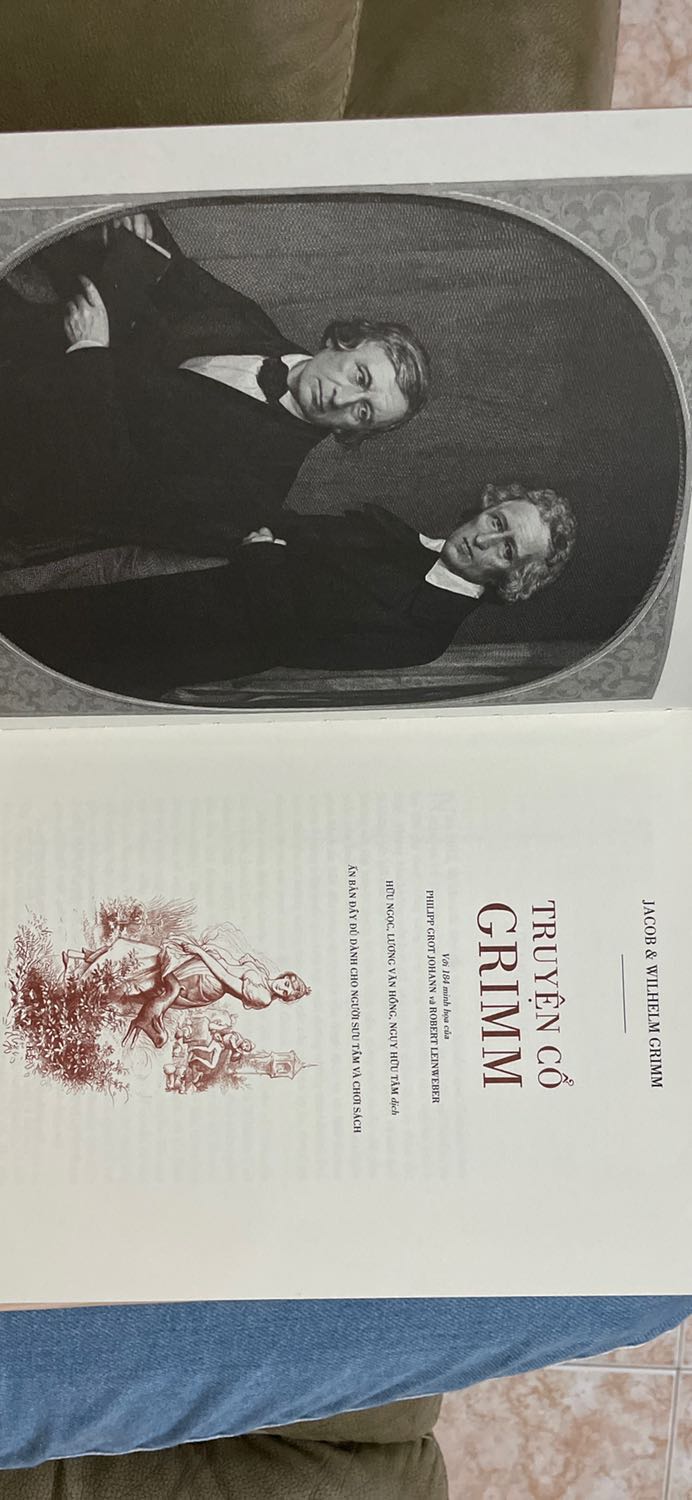 Sách to dày nặng, trình bày siêu đẹp, đúng như ngay trang mở đầu nxb nói: ấn bản này dành cho nhg ng sưu tầm và chơi sách. Nội dung thì quá quen thuộc rồi, mình ko có gì để bình luận. À, hình minh hoạ siêu đẹp, đúng theo phong cách tranh châu âu cổ. Chất mực chất giấy, ko có gì để chê.
Có duy nhất 1 điểm mình ko hài lòng là dạo này tiki gửi hàng sơ sài quá, cuốn sách này mình sử dụng thêm bookcare mà khi nhận được cũng bị đè gãy gập góc trên và góc dưới mặt sau bìa sách, nếu mà ko có bookcare chắc còn thảm nữa. Của mình ko có nguyên màng nhựa plastic nhg mình nghĩ chắc tiki tháo ra để bọc bookcare cho mình. Mong lần sau tiki chú ý trong khâu đóng gói hơn.
Sách này mình mua lúc giảm 40%, lại đc giảm thêm 35k khi thanh toán qua zalopay nên là tổng tiền thanh toán chỉ còn 380k, quá rẻ so với chất lượng sách
