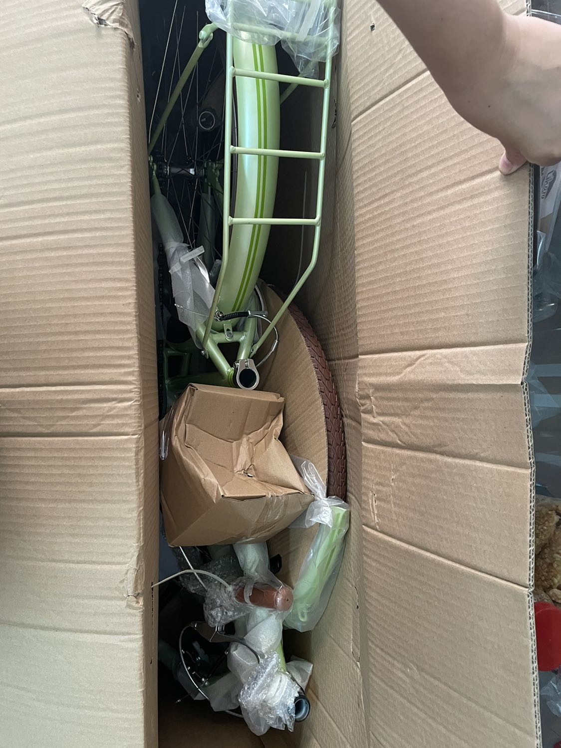 Mua xe vì yêu cái màu bơ ngọt lịm này

1. Xe nhận là chưa ráp còn trong thùng nhưng như vậy nên phí ship mới rẻ có mấy chục ngàn: 4 sao 
2. Màu đẹp như hình, vừa nhìn là hài lòng liền : 5 sao 
3. Xe tự lắp ráp nhưng không cho đinh lục giác để vặn óc, phải tự đi mua: 3 sao
4. Xe hơi thấp nhỏ, mình 1m58 mà cảm thấy xe rất thấp dù đã đôn yên xe cao hết cỡ, phù hợp với các em cấp 2 : 4 sao
5. chống xe rất yếu, làm chiếc xe khi đụng vào cảm giác cứ sắp ngã đến nơi: 3 sao

Mới ráp xong banha chưa bơm nên chưa chạy thử được