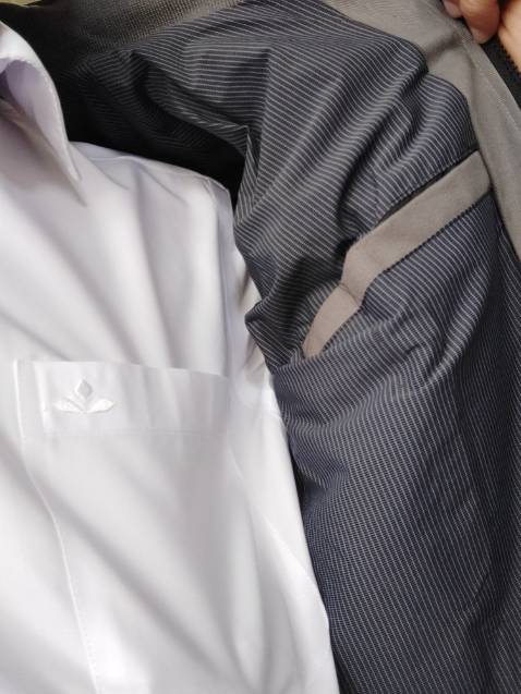 Tôi mới nhận hàng xong.
Giao nhanh hơn 2 ngày.
Kiểm tra đường may thấy oke.
Chất liệu so với giá tiền vậy là được.
Lưu ý anh nào mua: tôi cao 1,59cm, nặng 56kg: size hơi ôm, nếu lấy L sẽ đẹp hơn.
Thanks shop.