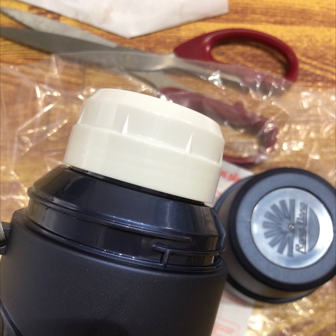 Nắp trắng bên trong bình mỏng và có vẻ ko khít lắm, vặn rất dễ bị lệch.