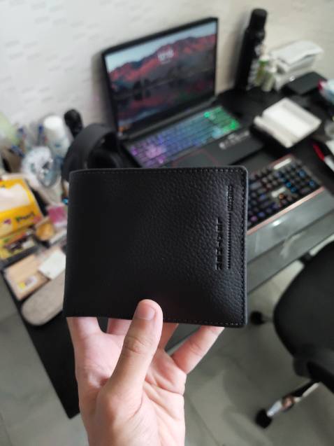 Đường may chắc chắn, cầm nhẹ tay. Nhưng mà các ngăn đựng có hơi nhỏ so với các ví trước đây mình từng sử dụng, nhất là ngăn để tiền ạ. Cố làm to to lên tý là được. 5* ủng hộ cho sốp