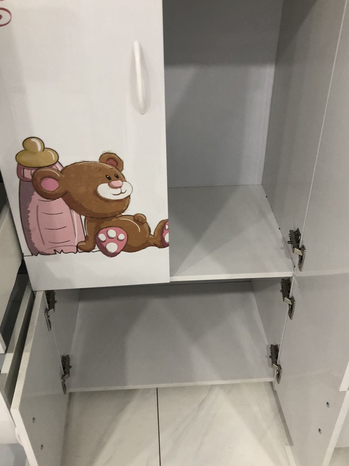 tủ bị ố, giao nhầm tủ, nhắn tin shop k tl, nhựa mỏng, chi tiết bên trong k chắc chắn.