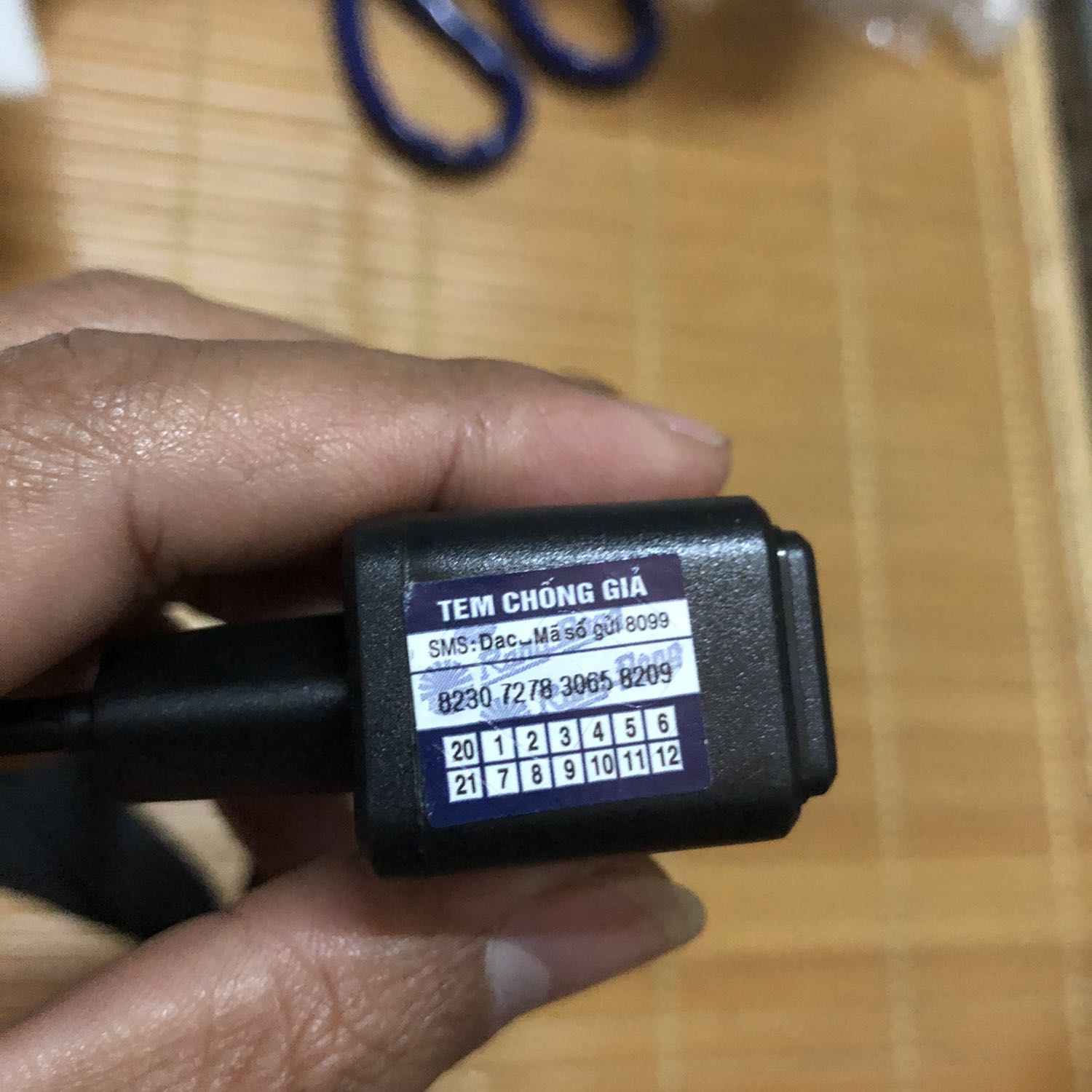 1. Thời gian giao hàng nhanh (trước dự kiến 1 ngày)
2. Hàng được đóng gói cẩn thận (bọc 2 lớp chống sốc)
3. Tuy nhiên vỏ hộp vẫn bị vỡ.
4. Combo full box 3 món: Đèn, Sạc, Dây đeo
5. Trên đèn, sạc có gắn tem