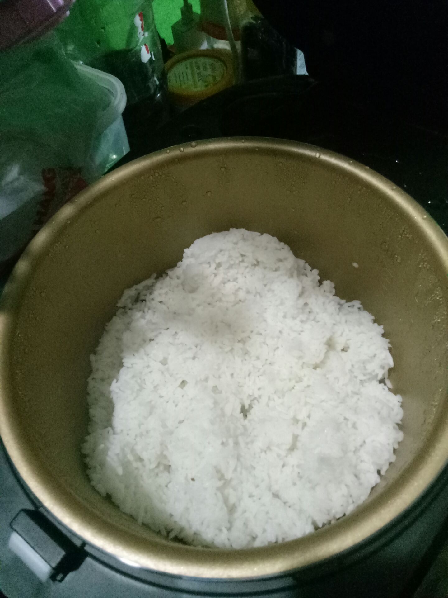 cơm nấu ngon, nồi dày chắc chắn, nấu cơm tiêu chuẩn nhanh. khoảng 30'-40' cơm đã chín. có chỗ hứng Nước, không bị tràn nước ra ngoài nhưng phải lấy khăn lau nước đi. nút bấm nhạy, thao tác dễ dàng. nấu cơm nồi không nóng quá, hơi nước bay ra cũng ít. nói chung rất ưng ý về nồi. nhân viên giao hàng nhanh chóng, đúng giờ. rất ưng ý, các chế độ nấu có vẻ ổn, chưa *** hết!!!