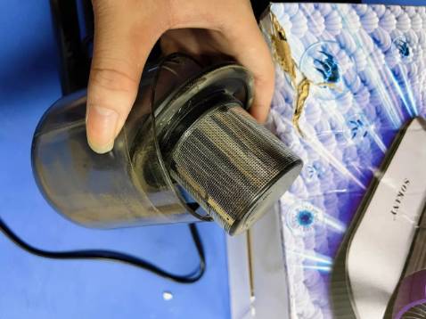 Mới lấy hàng về mình háo hức bật máy lên *** thử, bật lên mình thấy tiếng máy khá êm nói chung cũng dễ chịu, sau khi di vài đường cơ bản vaầ phút thì thấy máy hút rất nhiều bụi mịn, hút đc vài phút thì lọc đống bụi, hút siêu tốt hơn cả mong đợi của mình. Máy rất tốt so với máy trước mà mình mua k đc như thế
Về hình thức thì máy phối màu đẹp, nhỏ gọn cầm dễ chịu
Nói chung tổng kết cuối cùng máy đáng tiền ngon hết nức
Tặng shop 5 sao nha