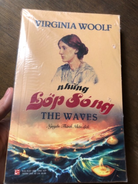 Hàng giao rất nhanh, sách chỉ bị một dấu móp nhỏ. Giấy xốp nhẹ, mỏng nhưng chữ in rõ nét. Mình chưa đọc sách, nhưng mình ấn tượng với tác giả này qua những bình luận trên các diễn đàn nên quyết định mua về đọc.
