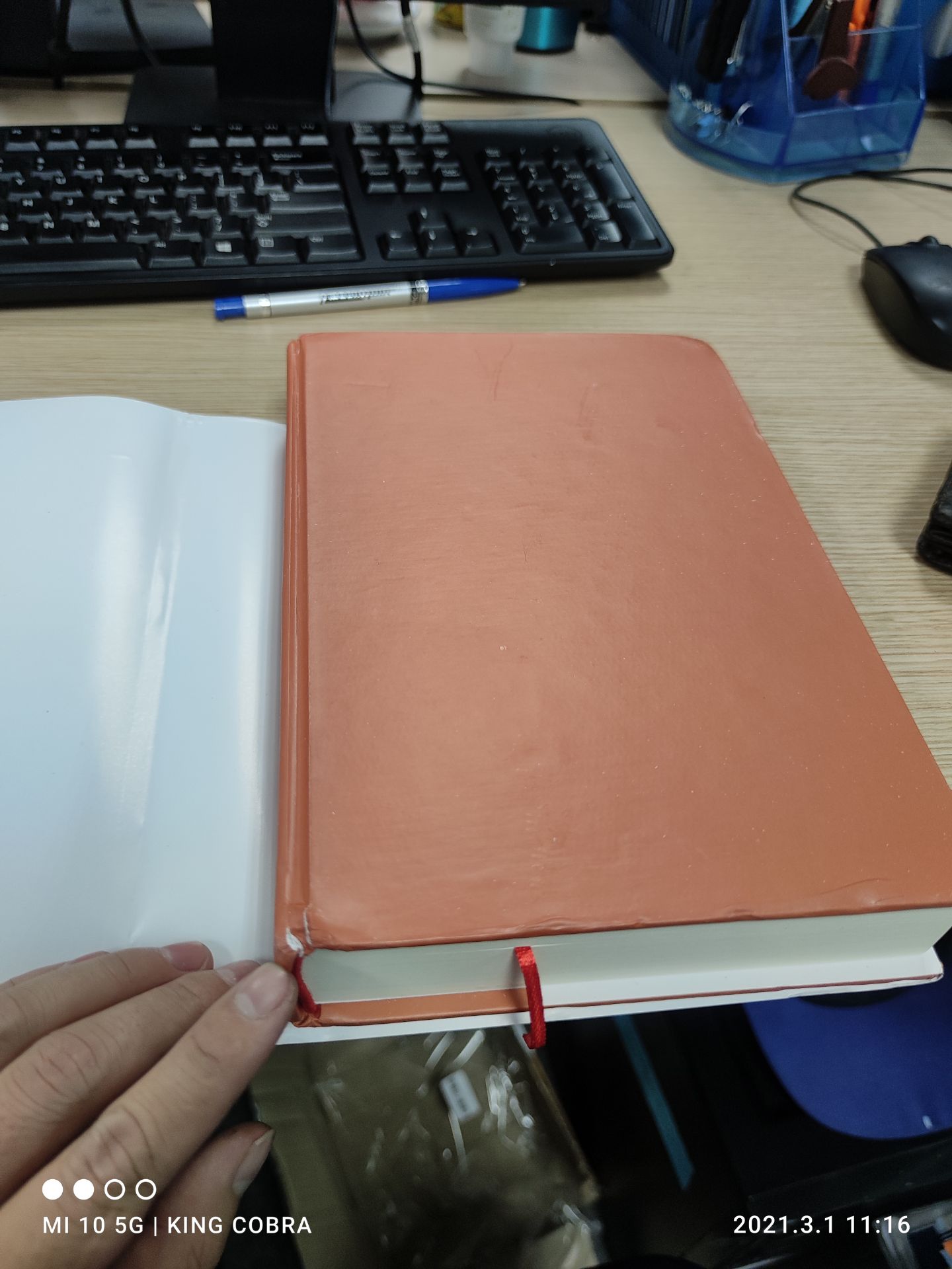 Bìa sách bị móp. rách. Yêu cầu đổi trả cho mình