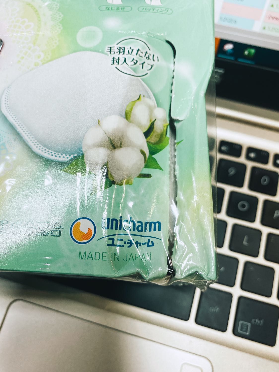 Đóng gói của Tiki càng ngày càng tệ. Btt mà pack như thế này thì chịu ấy. Quá gớm. Móp thế này ai mà chịu đc. Vì có bọc mỏng của hộp k thì bụi chắc rớt vào hết trong hộp quá. Quá thất vọng về khâu đóng gói.