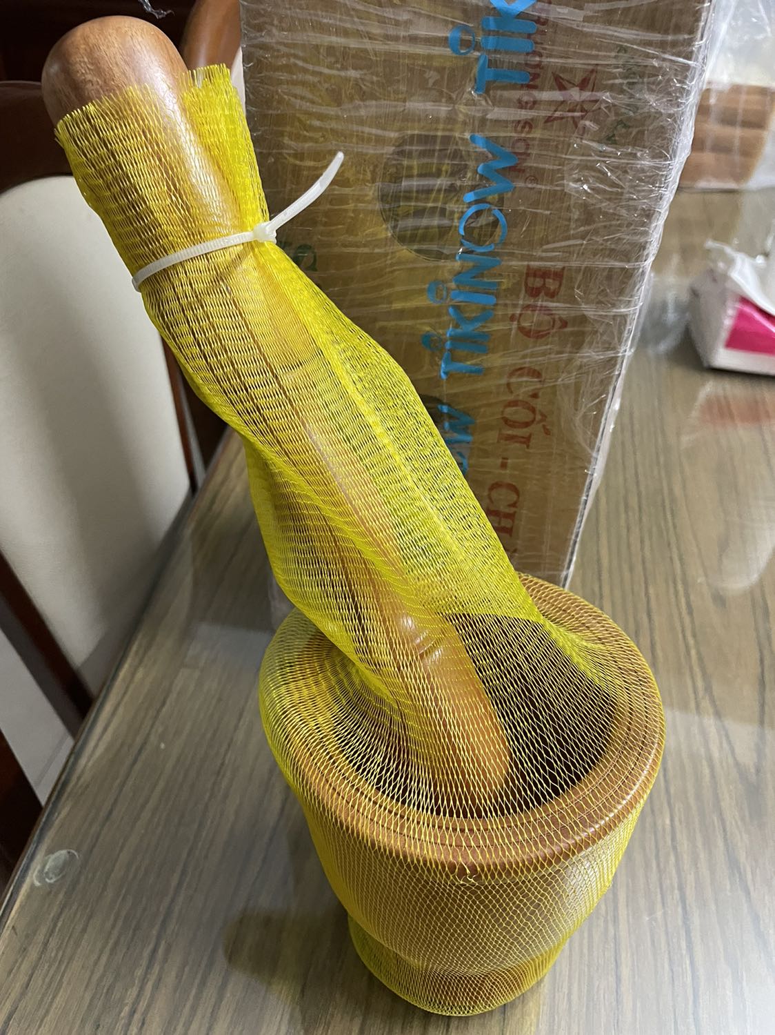 Độ hoàn thiện của sản phẩm không có gì để chê, y như mô tả. Chày dài, cối kích thước đủ dùng cho gia đình (khá nhỏ). Nhìn chung rất đẹp và chắc chắn.
Đóng gói rất cẩn thận, giao hàng sớm hơn dự kiến.