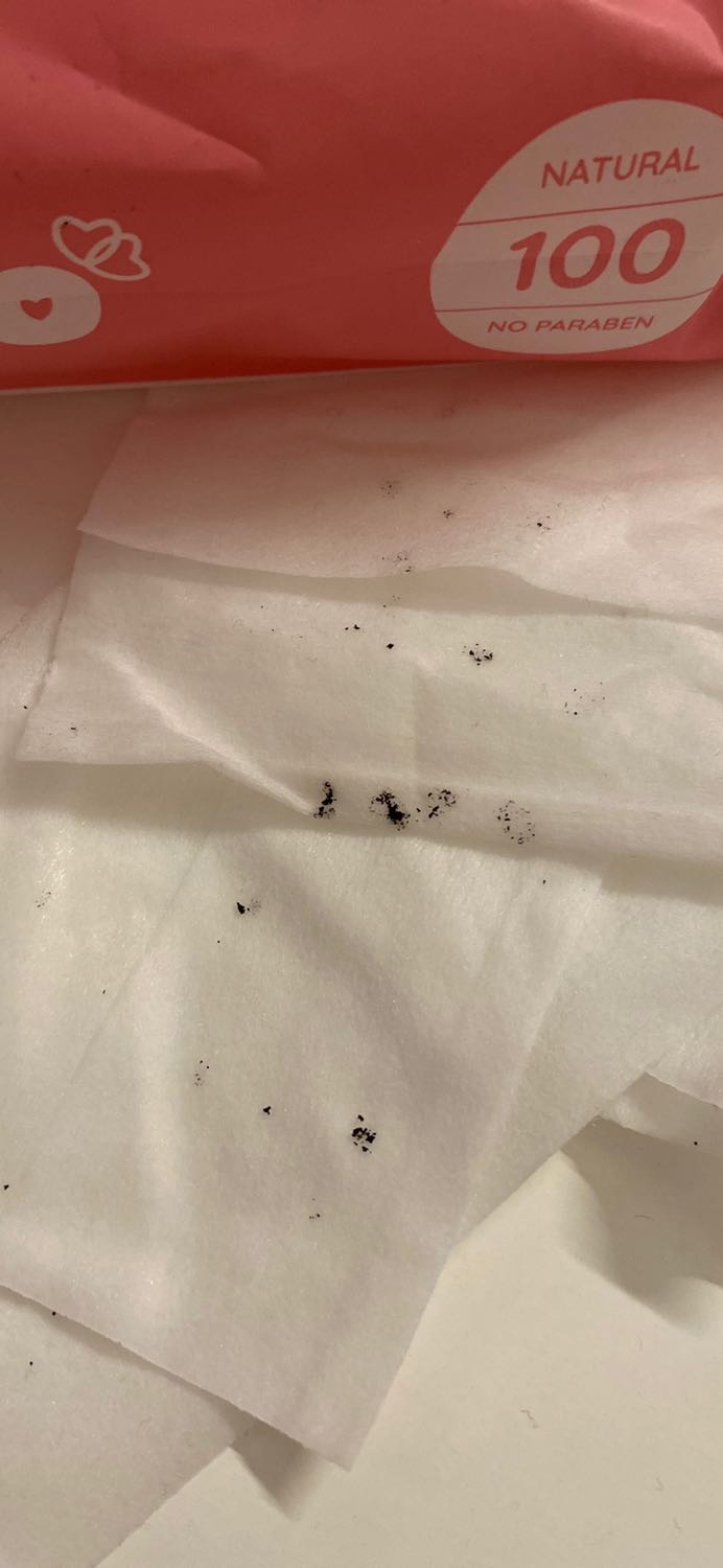 Chất lượng giấy không thể chấp nhận nổi, vừa bẩn, vừa khô không thể lau nổi. Đề nghị nhà bán có phương án xử lý giùm ạ!!! Đây là lần đầu mình mua hàng của bạn nhưng chắc không bao giờ có lần thứ 2