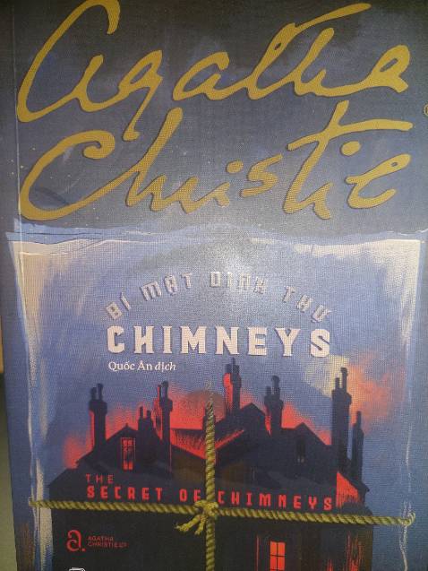 Không cần quí ông Hercule Poirot hài hước hay bà Marple hóm hỉnh, cách thức kể chuyện của  Agatha Christie đem đến cho người đọc không chỉ những bất ngờ thú vị mà cả những phút giây thư giãn.