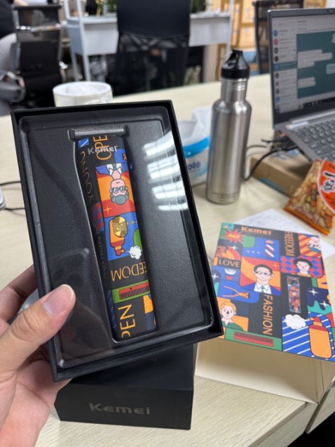 Có cần cute tới z hong 🤣 
Đầm tay, sạc nhanh, lưỡi bén, giao diện đẹp, cầm trên tay là thấy uy tín r á 🤣🤣 đáng mua nha các bác, mấy bác nào tự đẩy ở nhà như mh thì mua thêm cử 1.5mm nữa là ngon, vừa cạo vừa chấn viền lun trọn bộ 🤭