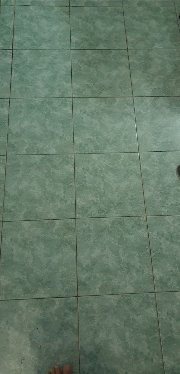 chỉ có 7 cuôn chỉ, không nhiều như trong hình. kéo dỏm. mua là vì không biết mua kim chỉ ở đâu. xem như mua 10 cây kim thôi. giá rẻ thì phải vậy.