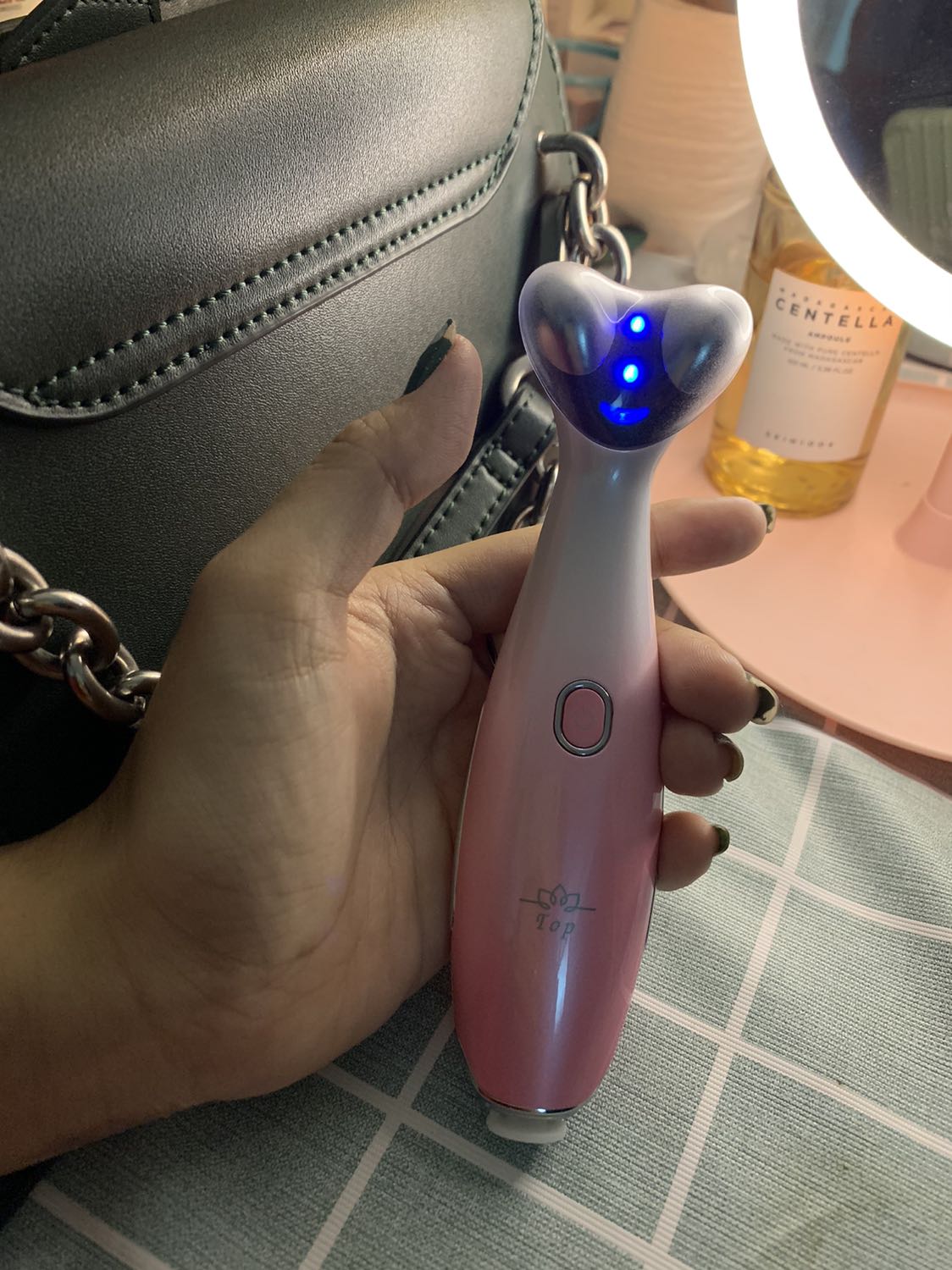 Máy nhỏ gọn dễ sử dụng , có hương hiệu sản phẩm và hổ trợ bảo hành nên rất yên tâm sử dụng . chị em phụ nữ nên có 1 máy để hổ trợ làm đẹp cho bản thân