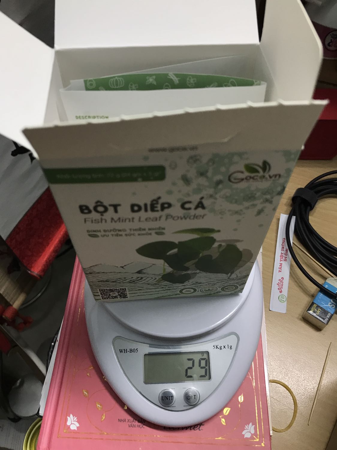 Vị uống ko khó lắm, giống rau má thôi. Tuy nhiên mình cân bằng cân điện tử thấy gói không đủ khối lượng 3g bột; vì cả gói gồm bột và bao bì mà xấp xỉ có 3g. Cân cả hộp và cân trừ khối lượng hộp ra cũng không đủ tổng 72g