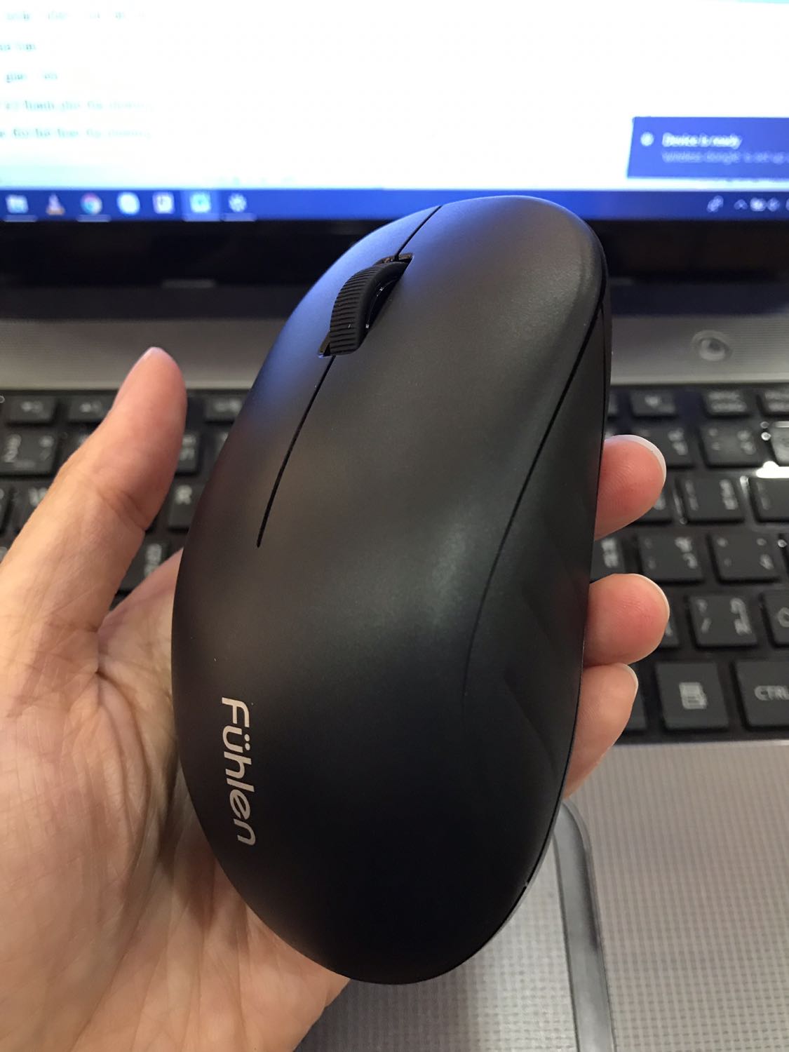 Mình mua lúc thấy sale còn 129k. Cũng phải lên tìm hiểu trước để mua cho yên tâm thì mới biết Fuhlen này là hàng nội địa TQ, có mặt trên thị trường từ năm 1996, tức cũng là hãng có tên tuổi bên Tàu, nên không sợ đồ kém chất lượng. Chuột chính hãng, có tem bảo hành đàng hoàng. Lúc nhận hàng mình khá bất ngờ vì với giá như vậy mà lại được con chuột đẹp thế. Phần nhựa bên ngoài hoàn thiện khá chắc chắn, ko bị ọp ẹp. Chuột di cũng mượt và nhanh. Lúc mua có đặt sẵn 1 cục pin bên trong để dùng luôn. Điểm trừ là phím bấm hơi cứng tay chút nên lúc click hơi nặng (có thể do tay mình con gái hơi yếu?). Nhưng tổng thể mình thấy đây vẫn là 1sp tốt, đáng sử dụng và quá ổn trong tầm giá!