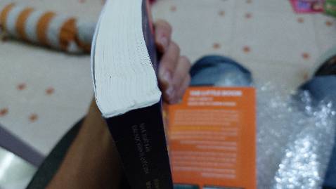 Về nội dung thì được trình bày rõ ràng,  phù hợp với cả người mới bắt đầu lĩnh vực CK và người đã có kinh nghiệm. Giấy đẹp, in tốt. Tuy nhiên liệu sách giao mình bị biến dạng ở góc trên, không hài lòng điều này. Mình có kèm hình ảnh.