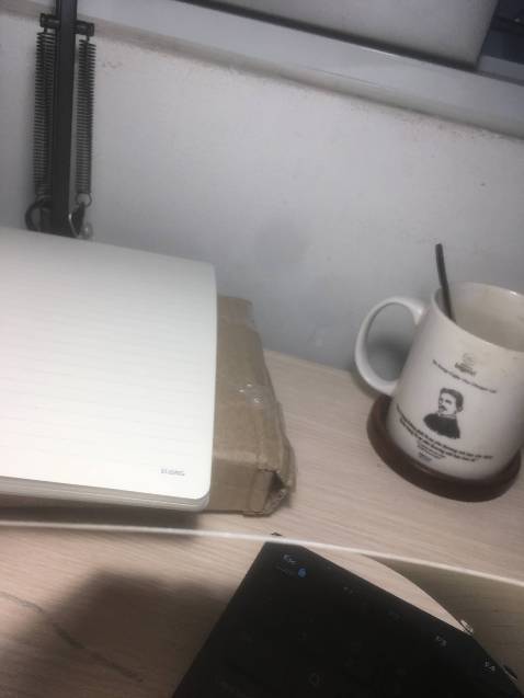 10 điểm cho chất giấy, giấy rất dày, viết thậm chí không thấy vết hằn, mặt giấy mịn, viết bút máy cực êm.
Chân ái, chân ái. 
+1 điểm vì còn là hàng Việt Nam nữa.
-1 vì lỗ giấy bấm vẫn còn hơi nham nhở chút.
Tổng kết vẫn là 10 :))))))))))))))
Nhưng thực sự rất mong bên công ty để ý phầm lỗ giấy, rất mong luôn.