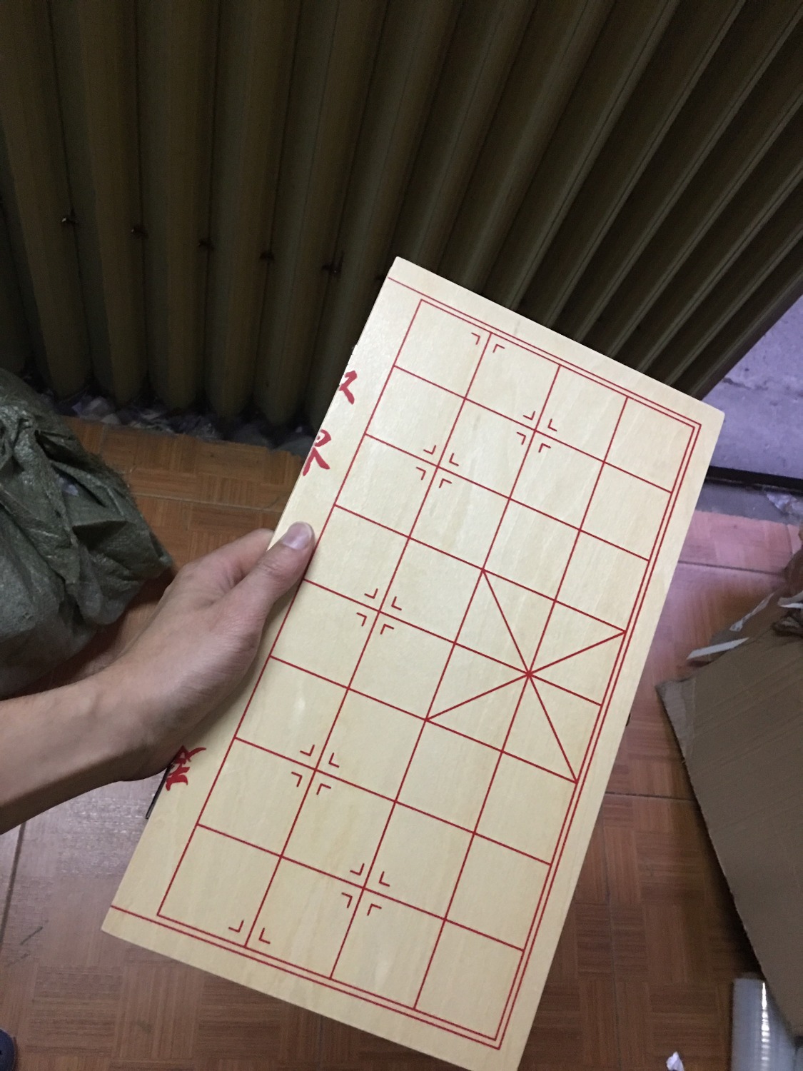 Vừa nhận hàng xong, ưng luôn. Viết cái đánh giá cho cccm như sau:
Mình đặt sau 1 ngày là có hàng. Nhiều sp đặt còn nhanh hơn. Quá ưng dịch vụ này của Tiki
Chất liệu gỗ nhẹ mà đầm tay. Hình như gỗ thông.
Chất lượng khác và in sắc nét, nên khá bắt mắt và đẹp
Hộp là bàn cờ luôn, có khuy cài nên rất tiên dụng. mang đi đâu cũng dễ
Mình chọn loại to và loại nhỏ mua tặng bố 1 bộ nữa cho các cụ ngồi chơi
Cho shop này 5***